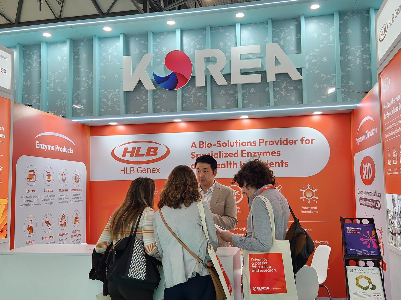 스페인 바르셀로나에서 열리고 있는 '비타푸드 유럽 2025'에 마련된 HLB제넥스의 부스에 방문객들이 설명을 듣고 있다. (HLB제넥스 제공)