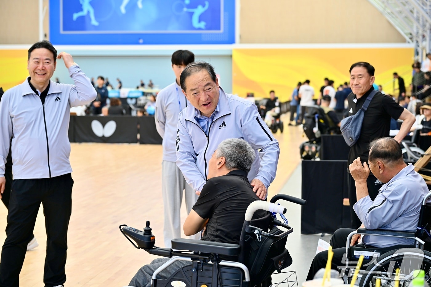 이병선 강원 속초시장이 지난 19일 삼척에서 열린 장애인생활체전에 출전한 속초시 선수단을 격려하고 있다.&#40;속초시 제공, 재판매 및 DB 금지&#41; 2025.5.21/뉴스1