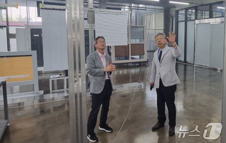 이경원 강원조달청장(사진 왼쪽)은 21일 원주시에 위치한 영남유리산업을 찾아 판로지원 방안을 논의했다.(강원조달청 제공. 재판매 및 DB금지)/뉴스1