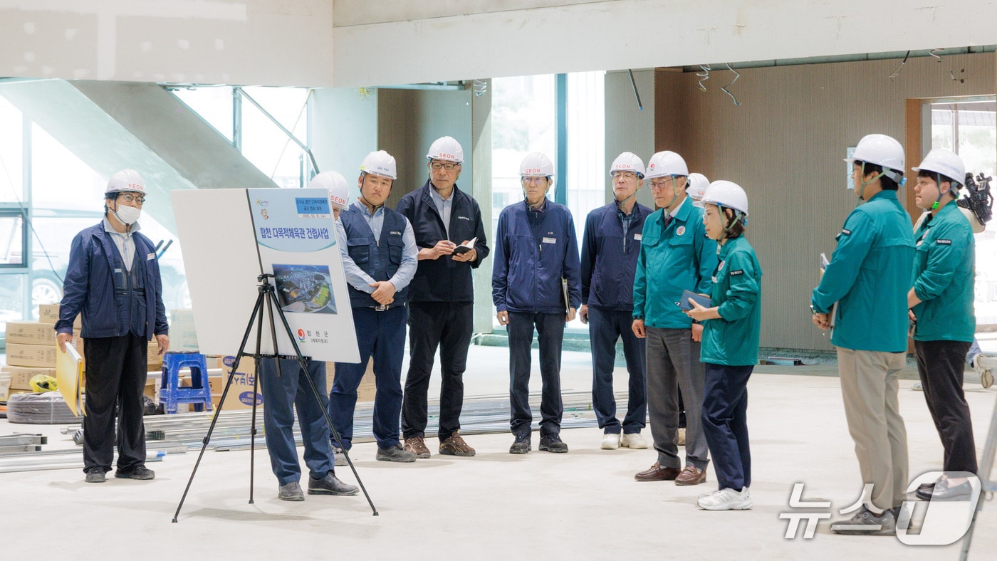 김윤철 합천군수가 21일 다목적체육관 건립 현장을 방문해 관계자들을 격려하고 있다(합천군 제공. 재판매 및 DB금지)