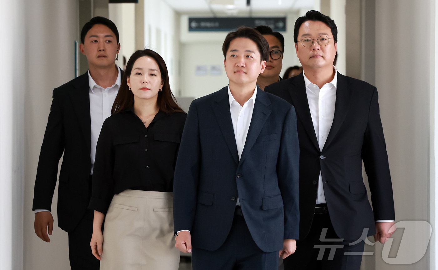 지난 5월 21일 이준석 개혁신당 대통령 후보와 천하람 상임선거대책위원장, 이주영 공동선대위원장(왼쪽)이 경기 성남시 성남의료원에서 한호성 병원장과의 면담을 위해 이동하고 있다. 2025.5.21/뉴스1 ⓒ News1 김진환 기자