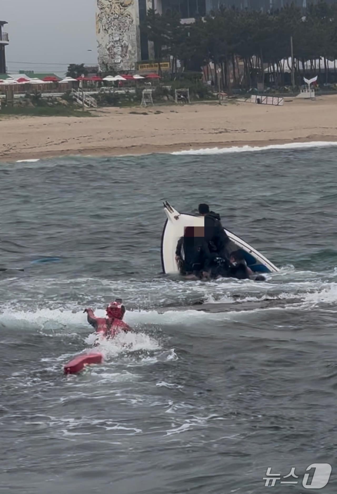강원 고성 토성면 교암해변 인근 해상 모터보트 좌초 사고 현장.(속초해경 제공, 재판매 및 DB 금지) 2025.5.21/뉴스1