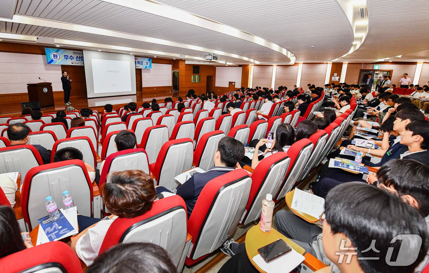 21일 대구 영진전문대에서 '특성화·마이스터고 채용 설명회'가 열렸다. 설명회에는 대구·경북 19개 고교 3학년 재학생 등 370여 명이 참석했다. (영진전문대 제공)