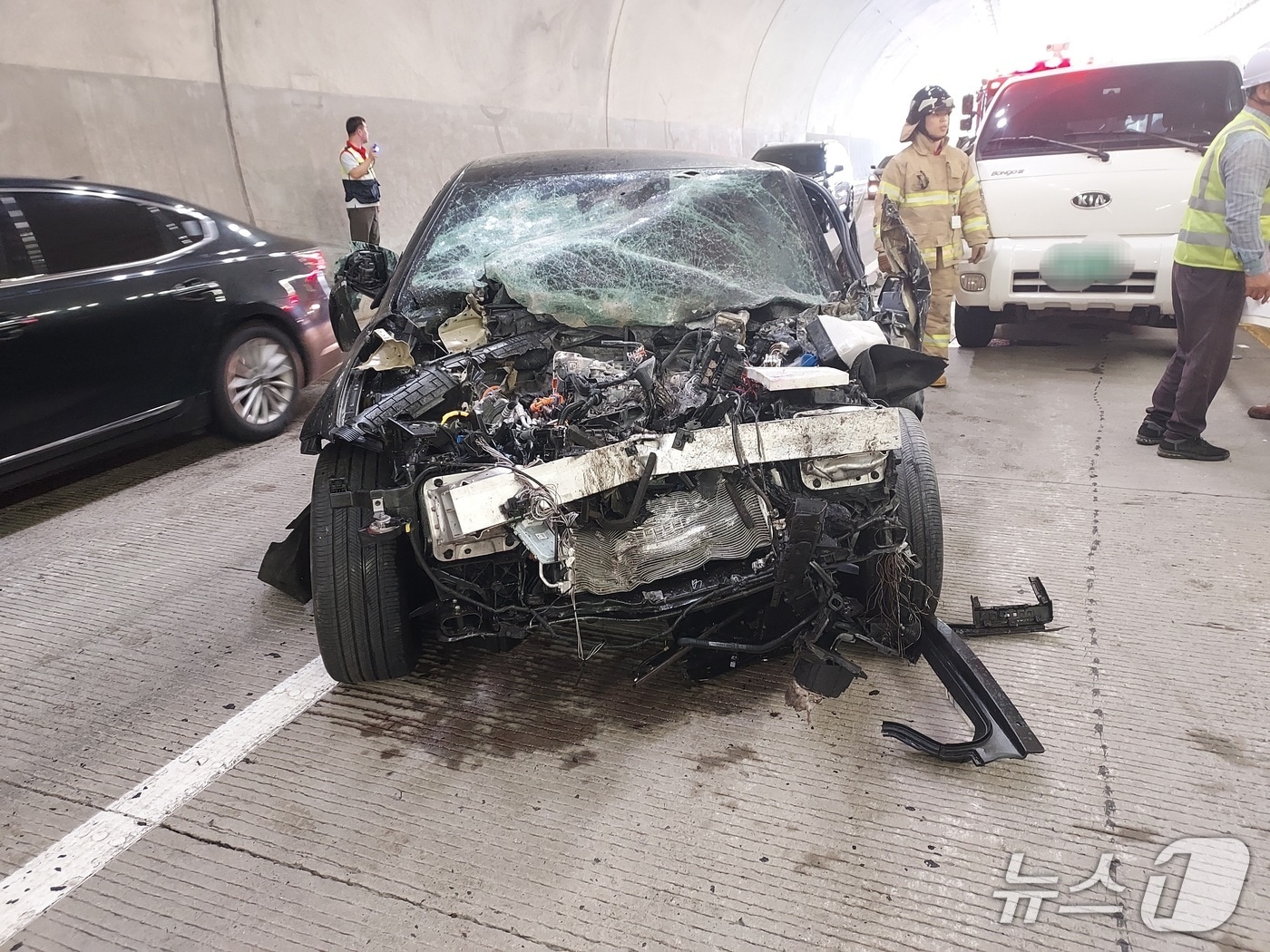 21일 오전 9시 11분께 전북 임실군 강진면 필봉터널을 달리던 아이오닉이 도로공사를 위해 정차해있던 1톤 트럭을 들이받았다.(전북소방본부 제공. 재판매 및 DB금지) 