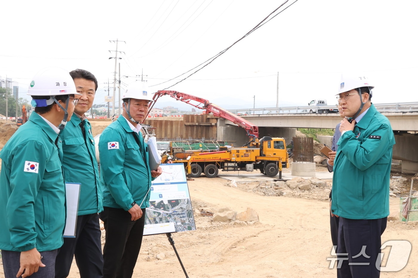  주낙영 경북 경주시장이 APEC 2025 정상회의를 앞두고 진행 중인 도시정비사업 현장을 찾아 공사 진행 상황 등을 점검하고 있다. (경주시제공, 제판매 및 DB 금지) 2025.5.21/뉴스1