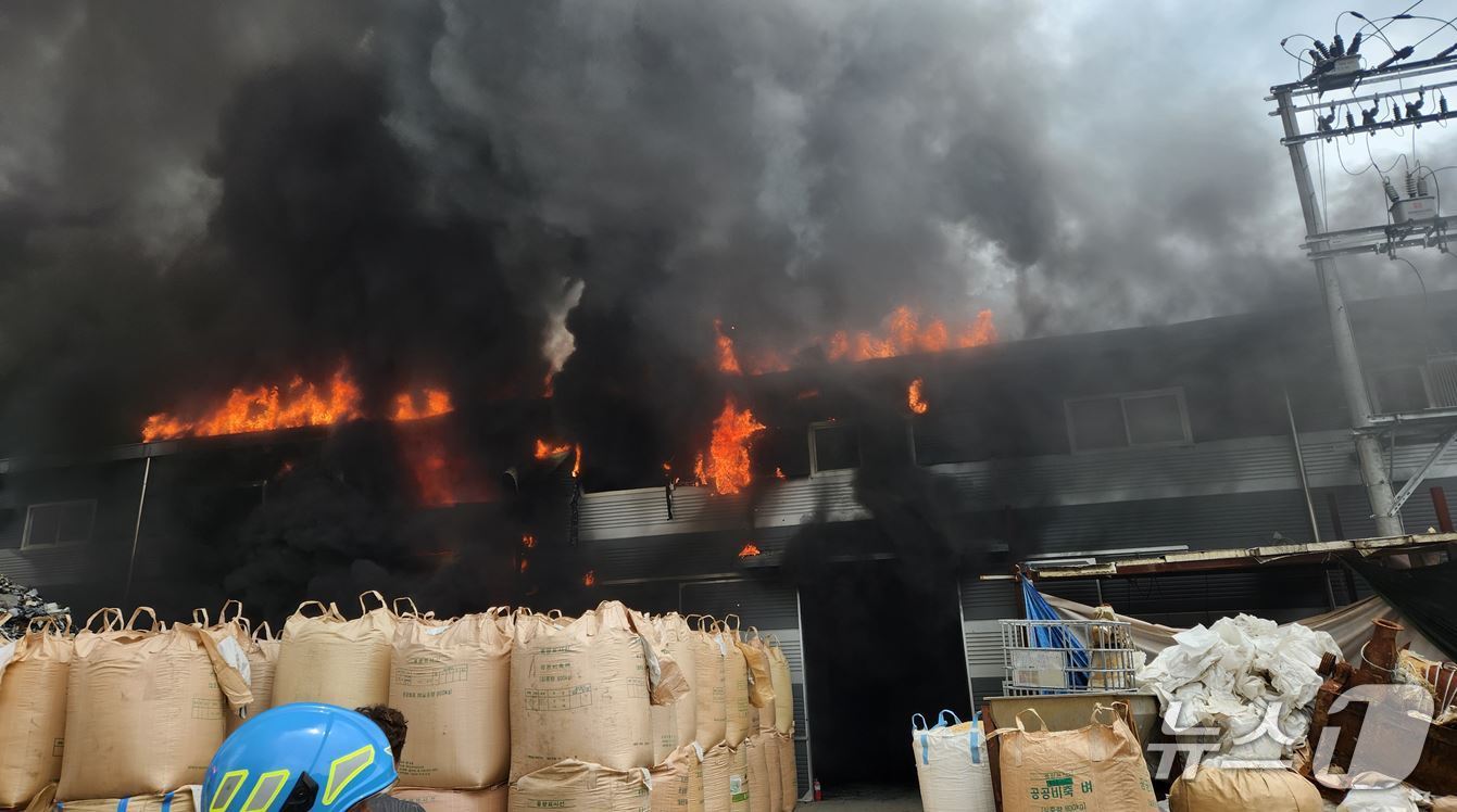 21일 낮 12시 12분쯤 경북 성주군 월항면 유월리 플라스틱 재생 공장에서 불이 났다. (경북소방본부 제공. 재판매 및 DB금지) 2025.5.21/뉴스1