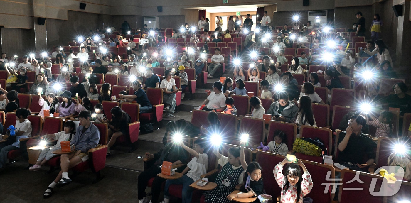 21일 한국수력원자력(주) 한울원자력본부가 개최한 초등학생 '태양광 랜턴 만들기' 기부 행사애 참여한 학생들아 랜턴을 벍히고 있다. (한울본부제공, 제판매 및 DB 금지) 2025.5.21/뉴스1