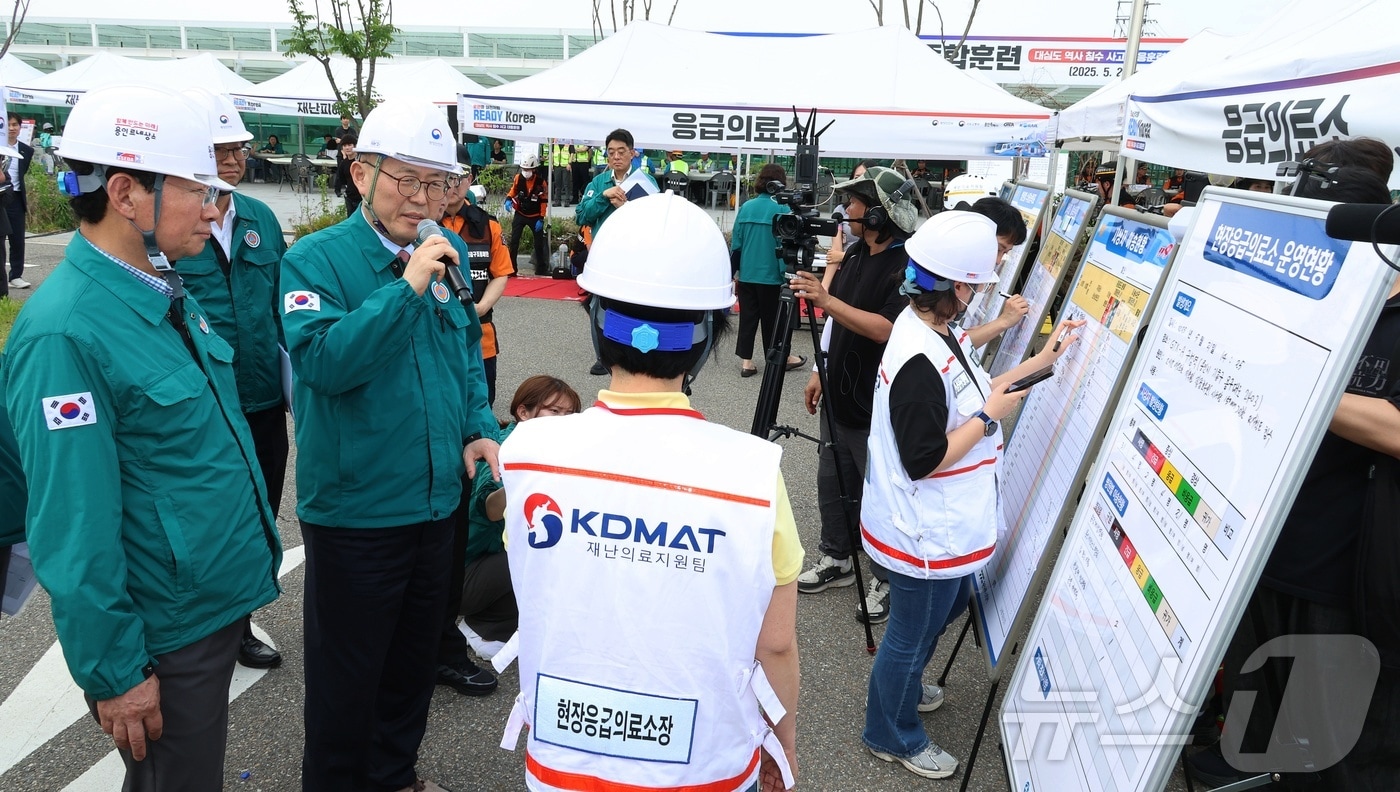 이한경 행정안전부 재난안전관리본부장이 21일 오후 경기 용인시 GTX-A 구성역에서 진행된 'READY Korea 2차 훈련 (대도심 역사 침수사고)' 현장을 찾아 응급의료소 상황청취 및 현장사고수습본부 훈련상황 브리핑을 받고있다.(행정안전부 제공. 재판매 및 DB금지) 2025.5.21/뉴스1
