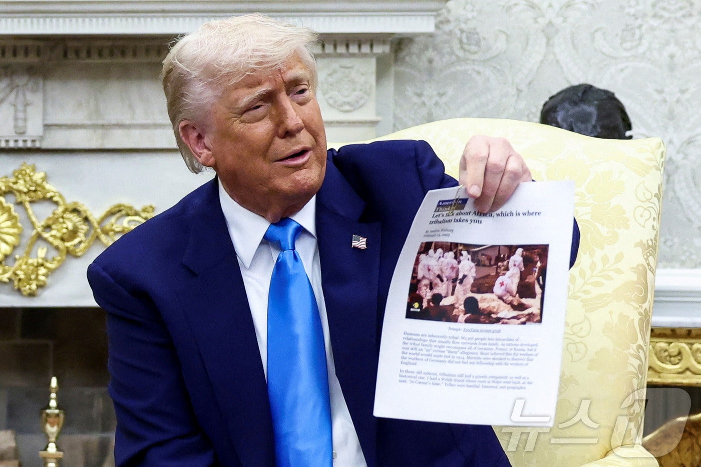 도널드 트럼프 미국 대통령이 21일(현지시간) 미국 워싱턴DC 백악관 집무실에서 사망한 남아프리카공화국 백인에 관한 기사 출력물을 들어 보이고 있다. 2025.05.21 ⓒ 로이터=뉴스1 ⓒ News1 류정민 특파원