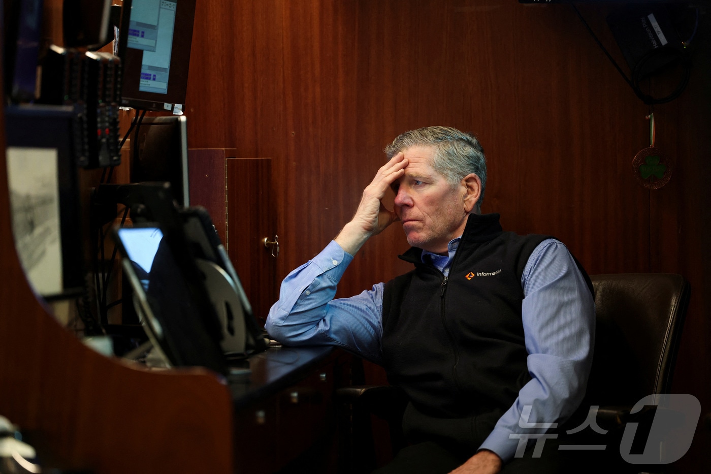 미증시 급락에 심각한 표정을 짓고 있는 NYSE의 한 트레이더. ⓒ 로이터=뉴스1