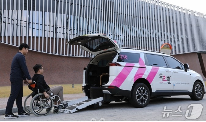휠체어를 탄 시민이 두리발 차량을 이용하고 있다.(부산시청 제공. 재판매 및 DB 금지)