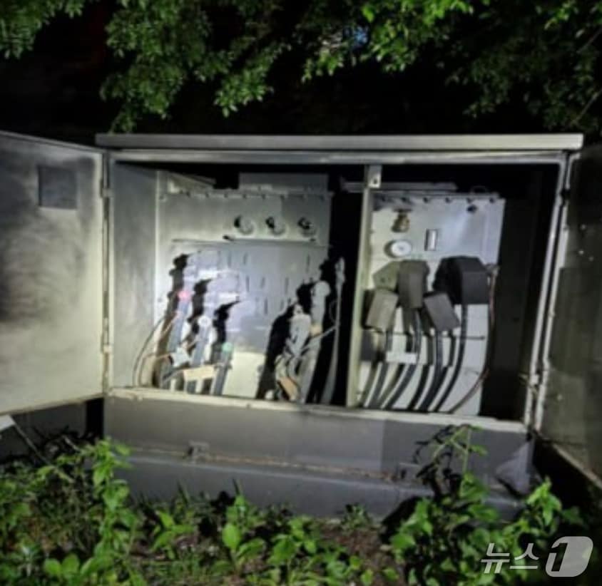 정전 원인으로 파악된 신봉동 주택가 변압기.(경기도소방재난본부 제공, 재판매 및 DB 금지)