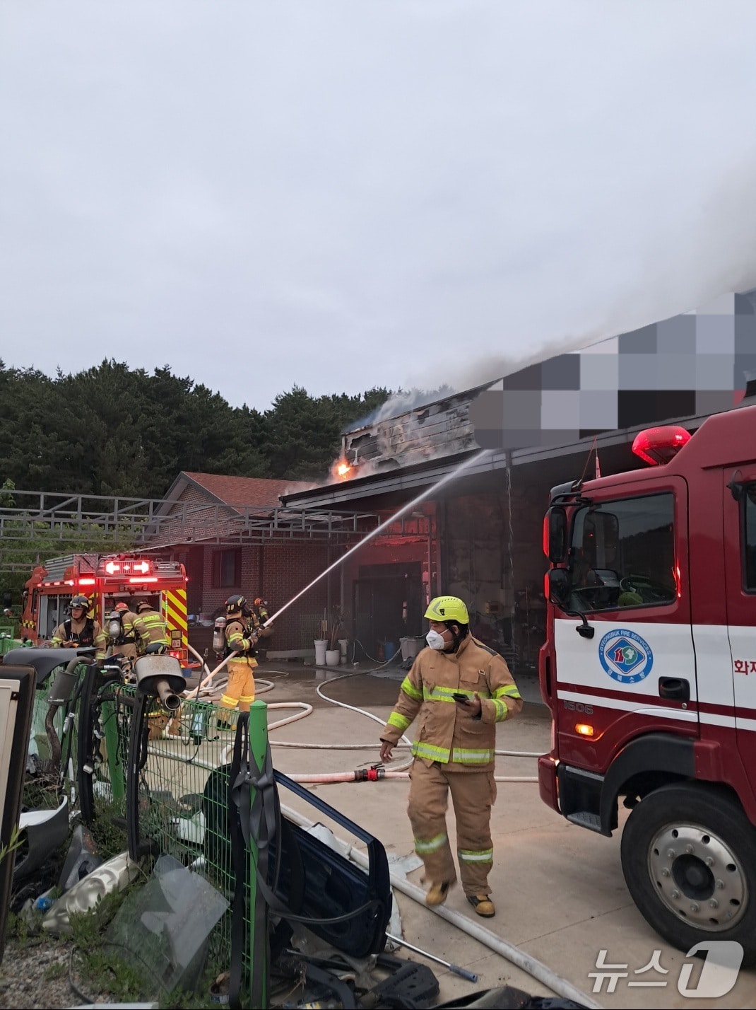 22일 오전 5시21분쯤 경북 울진군 죽변면 후정리 한 자동차정비공장에서 원인을 알 수 없는 불이나 소방 당국이 화재진화를 하고있다.(경북소방본부 제공. 재판매 및 DB 금지)2025.5.22/뉴스1