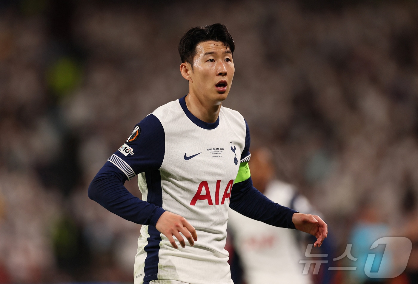 토트넘의 손흥민이 21일&#40;현지시간&#41; 스페인 빌바오의 산 마메스 경기장에서 열린 UEFA 유로파 리그&#40;UEL&#41; 결승서 맨체스터 유나이티드&#40;맨유&#41;를 꺾고 생애 첫 우승을 한 뒤 기뻐하고 있다. 2025.05.22 ⓒ 로이터=뉴스1 ⓒ News1 우동명 기자