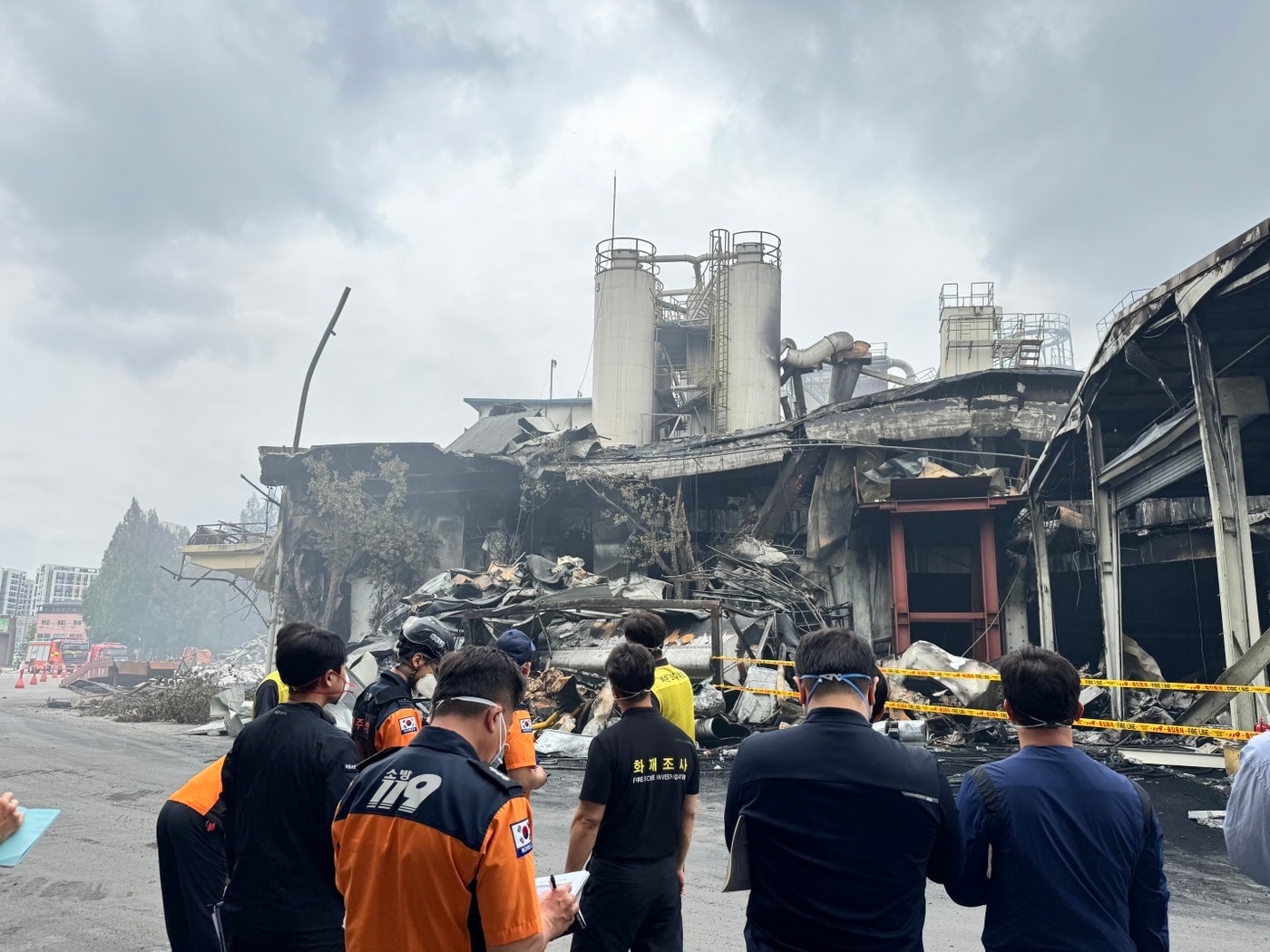 지난 21일 광주 타이어공장 화재 현장에서 중앙화재합동조사단이 현장을 살펴보고 있다.(소방청 제공)
