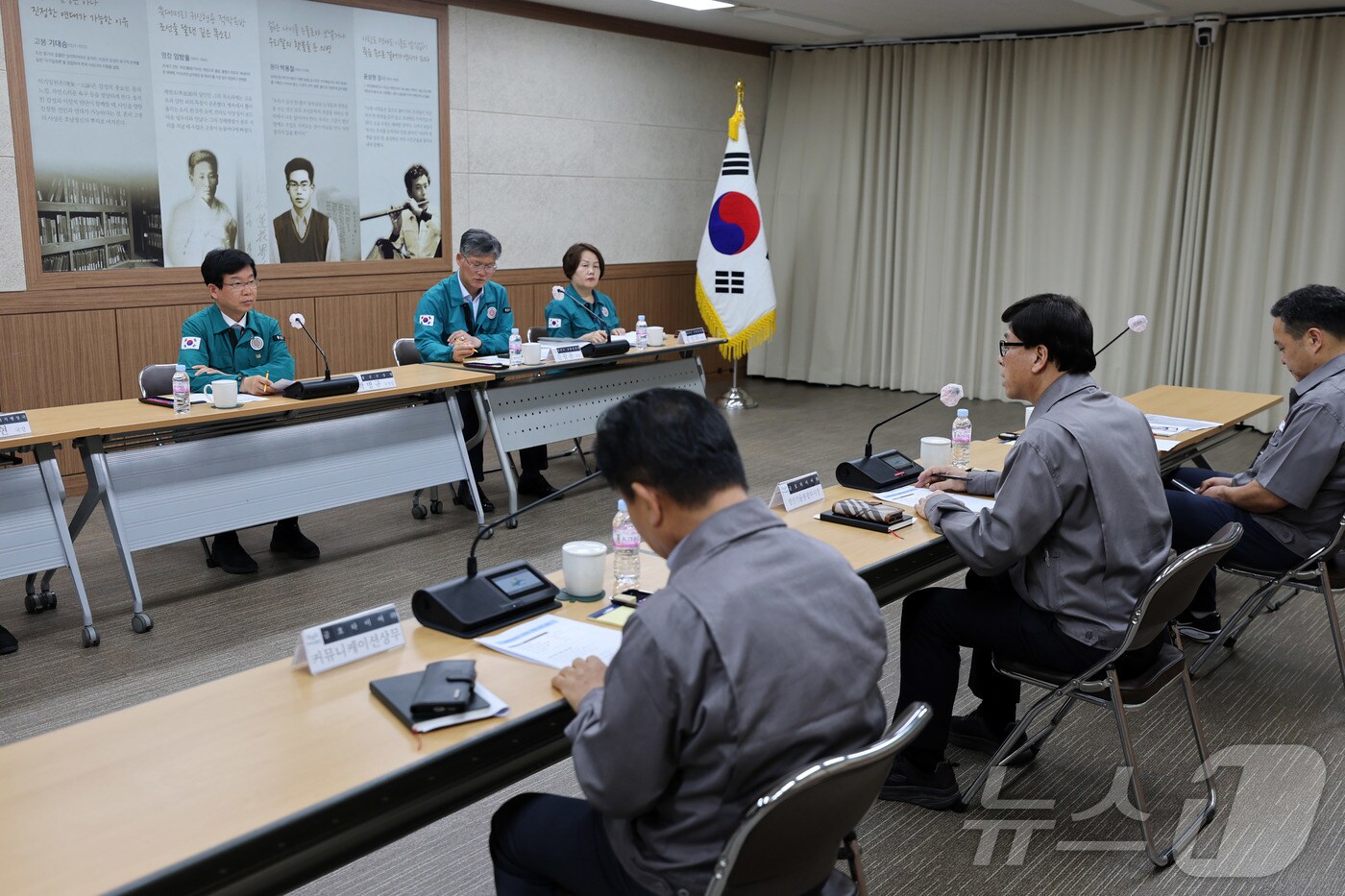 박병규 광주 광산구청장과 김명선 금호타이어 부사장 등이 21일 청사 상황실에서 피해 복구를 위한 협력 방안을 논의하고 있다. &#40;광주 광산구 제공. 재판매 및 DB 금지&#41; 