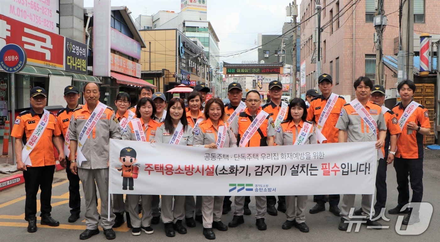 경기 송탄소방서 전통시장 '소방차 출동로 확보 훈련' 및 '봄철 화재 예방 캠페인' 현장. (송탄소방서 제공. 재판매 및 DB 금지) 2025.5.22/뉴스1