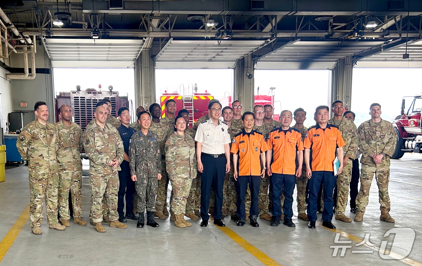 김재병 경기도소방재난본부장이 지난 21일 평택 공군작전사령부와 오산 미 공군 소방대를 차례로 방문해 환담을 가진 후 기념촬영을 하고 있다. (경기도소방재난본부 제공. 재판매 및 DB 금지) 2025.5.22/뉴스1