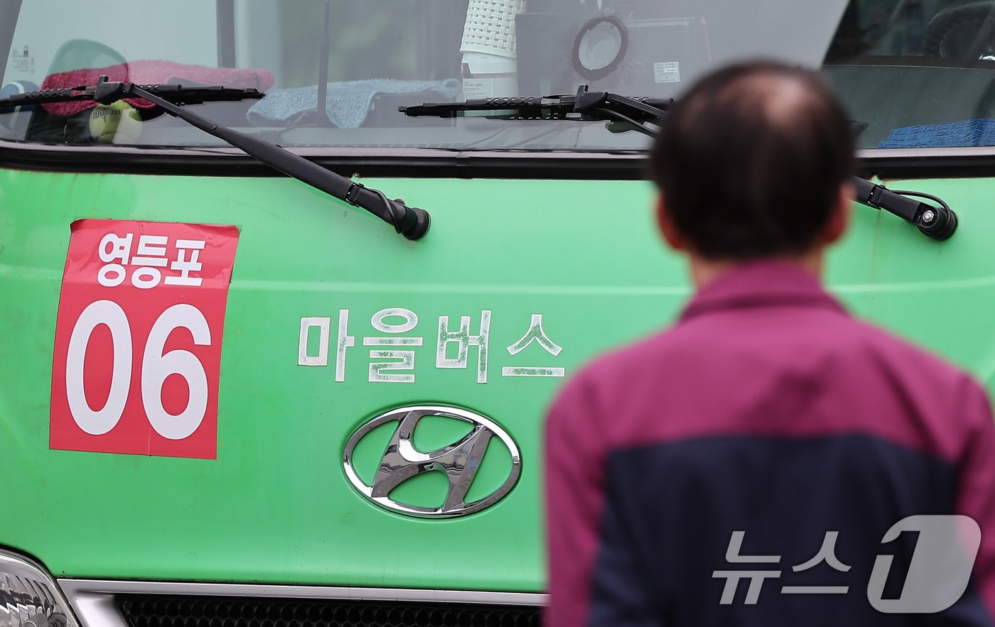  서울 시내 마을버스 차고지에 마을버스가 정차돼 있다. 2025.5.22/뉴스1 ⓒ News1 김성진 기자