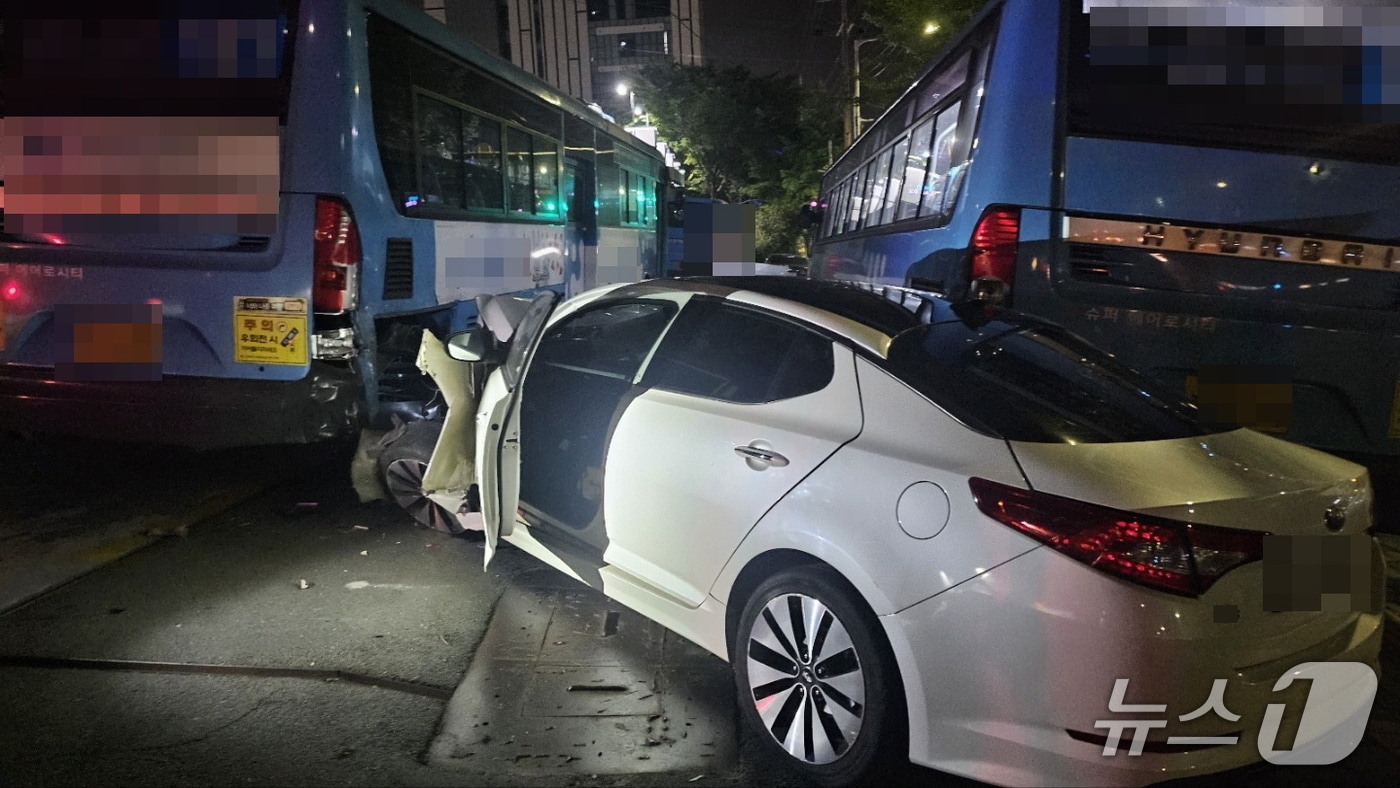 50대 남성이 몰던 승용차가 시내버스를 충격한 뒤 멈춰서 있다. &#40;부산경찰청 제공. 재판매 및 DB 금지&#41;