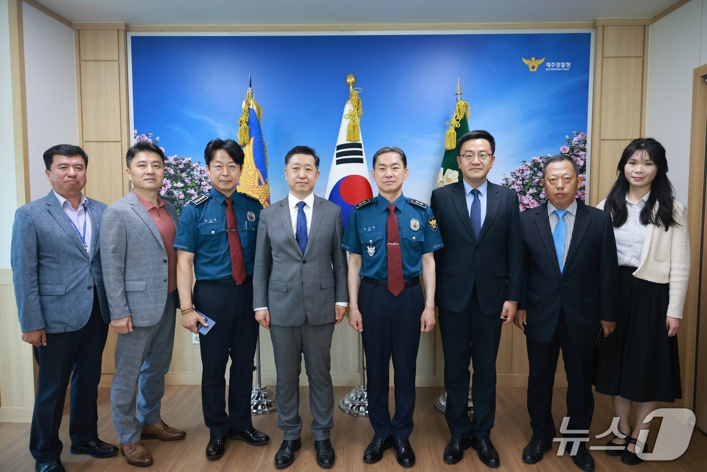 22일 제주경찰청사에서 김수영 청장과 주제주중국총영사관 진건군 총영사 등 관계자들이 기념촬영을 하고 있다.(제주경찰청 제공. 재판매 및 DB 금지)