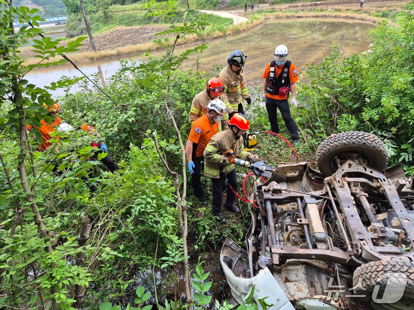 공주시 이인면 1톤 트럭 전복 사고 현장. (공주소방서 제공, 재판매 및 DB 금지) / 뉴스1