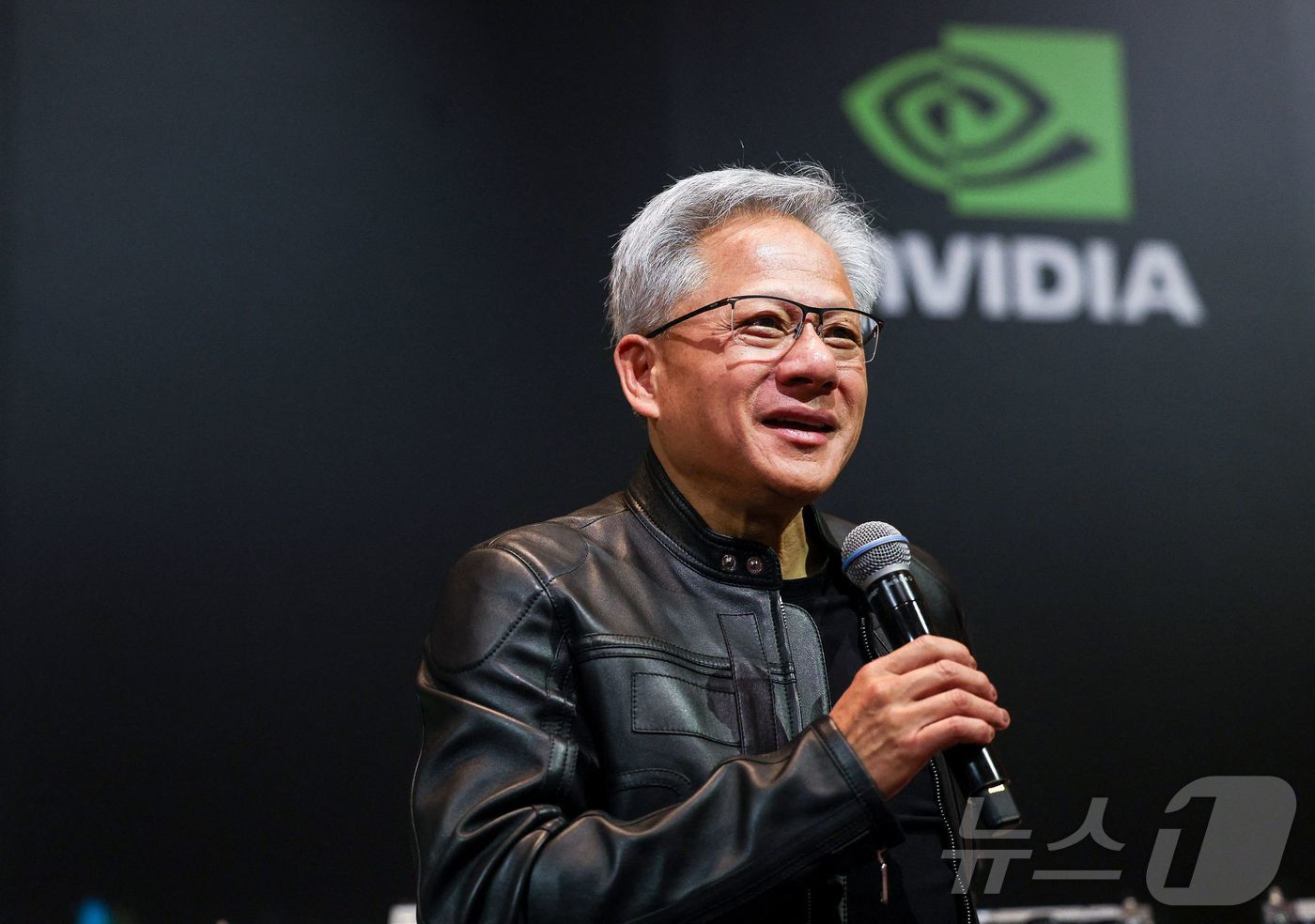 젠슨 황 엔비디아 CEO가 21일(현지시간) 대만 타이베이에서 기자회견을 갖고 "중국 시장은 매우 중요하다. 우리가 다시 중국 시장에서 경쟁할 수 있도록 정책이 바뀌길 바란다"고 말하고 있다. 2025.05.22 ⓒ AFP=뉴스1 ⓒ News1 우동명 기자