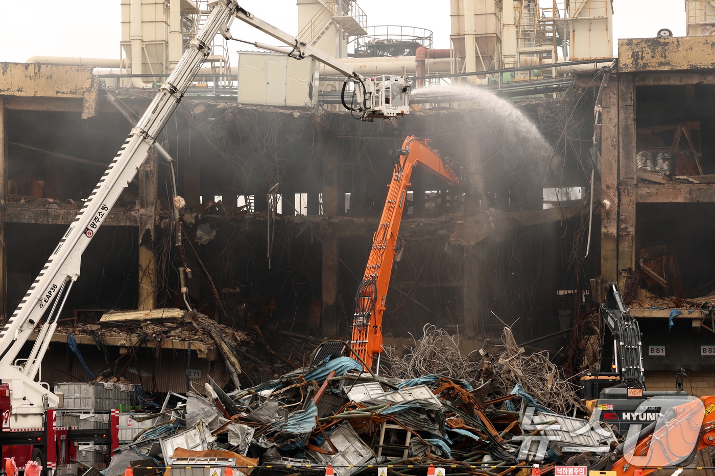 지난달 22일 오전 광주 광산구 소촌동 금호타이어 광주공장 화재 현장에서 건물 해체 작업이 이뤄지고 있다. 2025.5.22/뉴스1 ⓒ News1 이승현 기자