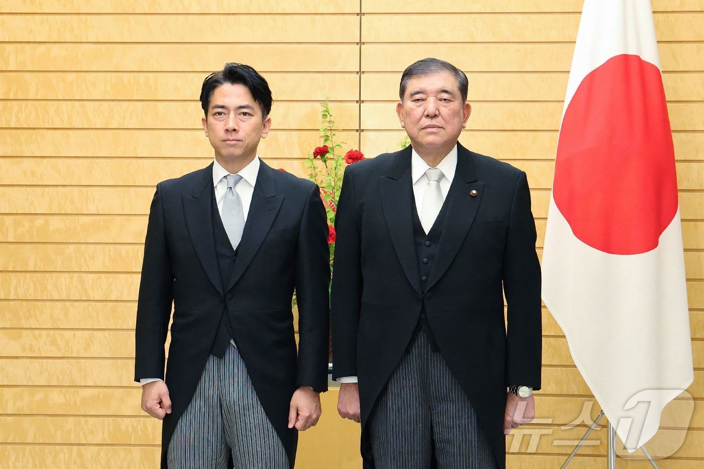 이시바 시게루 일본 총리가 21일(현지시간) 도쿄 총리 관저에서 고이즈미 신지로 신임 농림수산상과 포즈를 취하고 있다. 2025.05.22 ⓒ AFP=뉴스1 ⓒ News1 우동명 기자