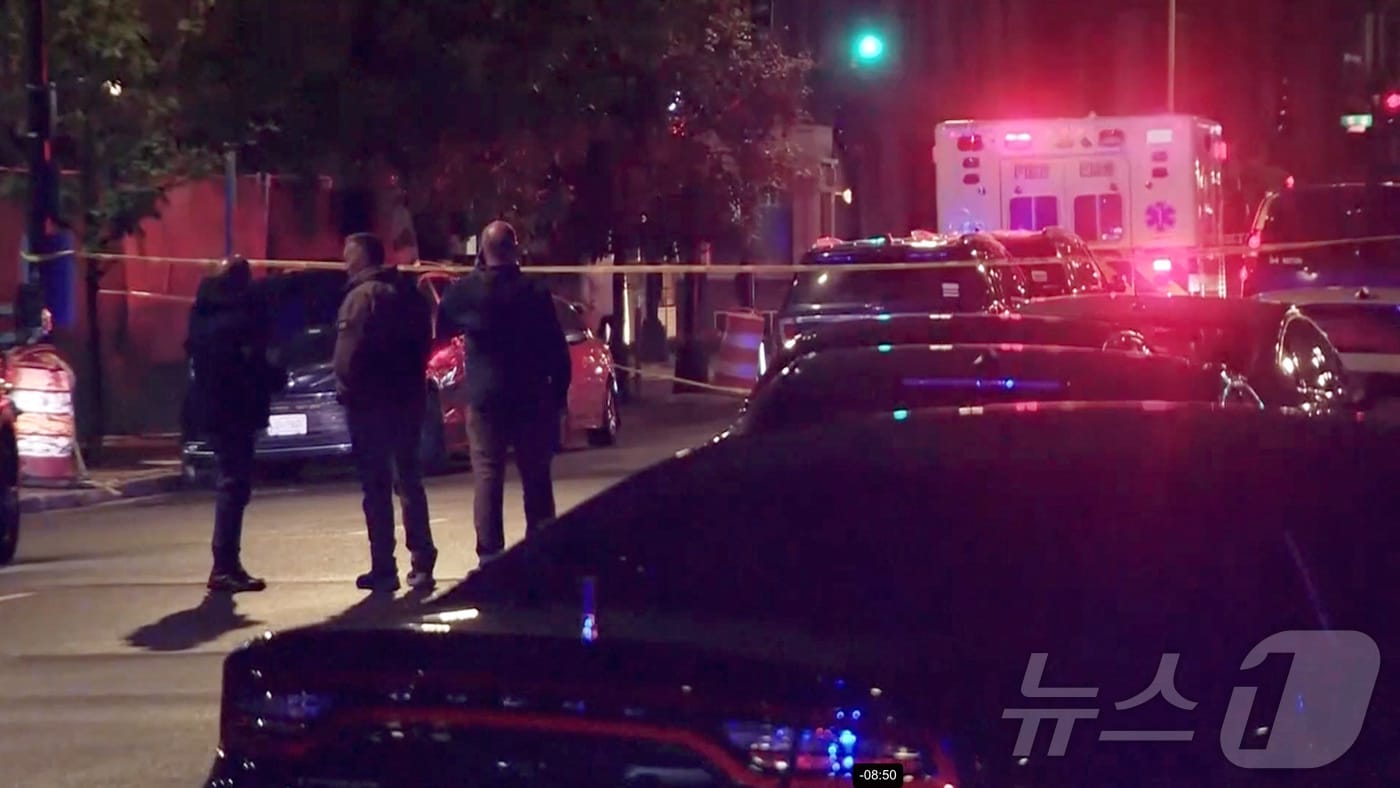 주미 이스라엘 대사관 직원 2명이 21일(현지시간) 워싱턴 DC에 있는 수도 유대인 박물관 행사에 참석했다가 총에 맞아 사망했다. 사진은 사건 현장에 경찰차와 앰뷸런스가 출동한 모습이다. 2025.05.21 ⓒ 로이터=뉴스1 ⓒ News1 최종일 선임기자