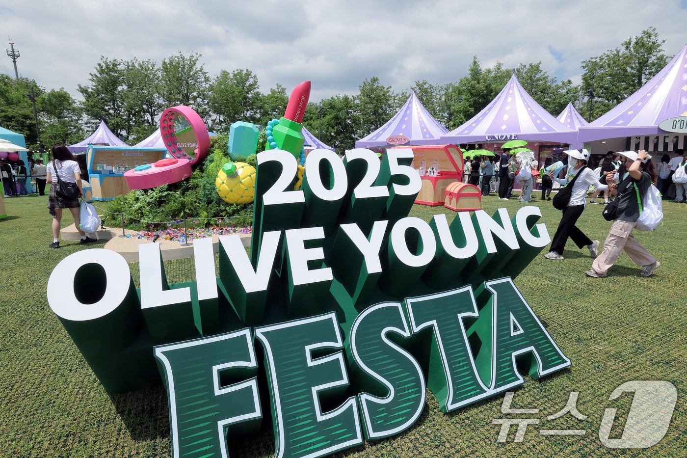 22일 서울 노들섬에서 열린 국내 최대 규모 체험형 뷰티&헬스 축제 '2025 올리브영 페스타'를 찾은 방문객들로 붐비고 있다.2025.5.22/뉴스1 ⓒ News1 박정호 기자