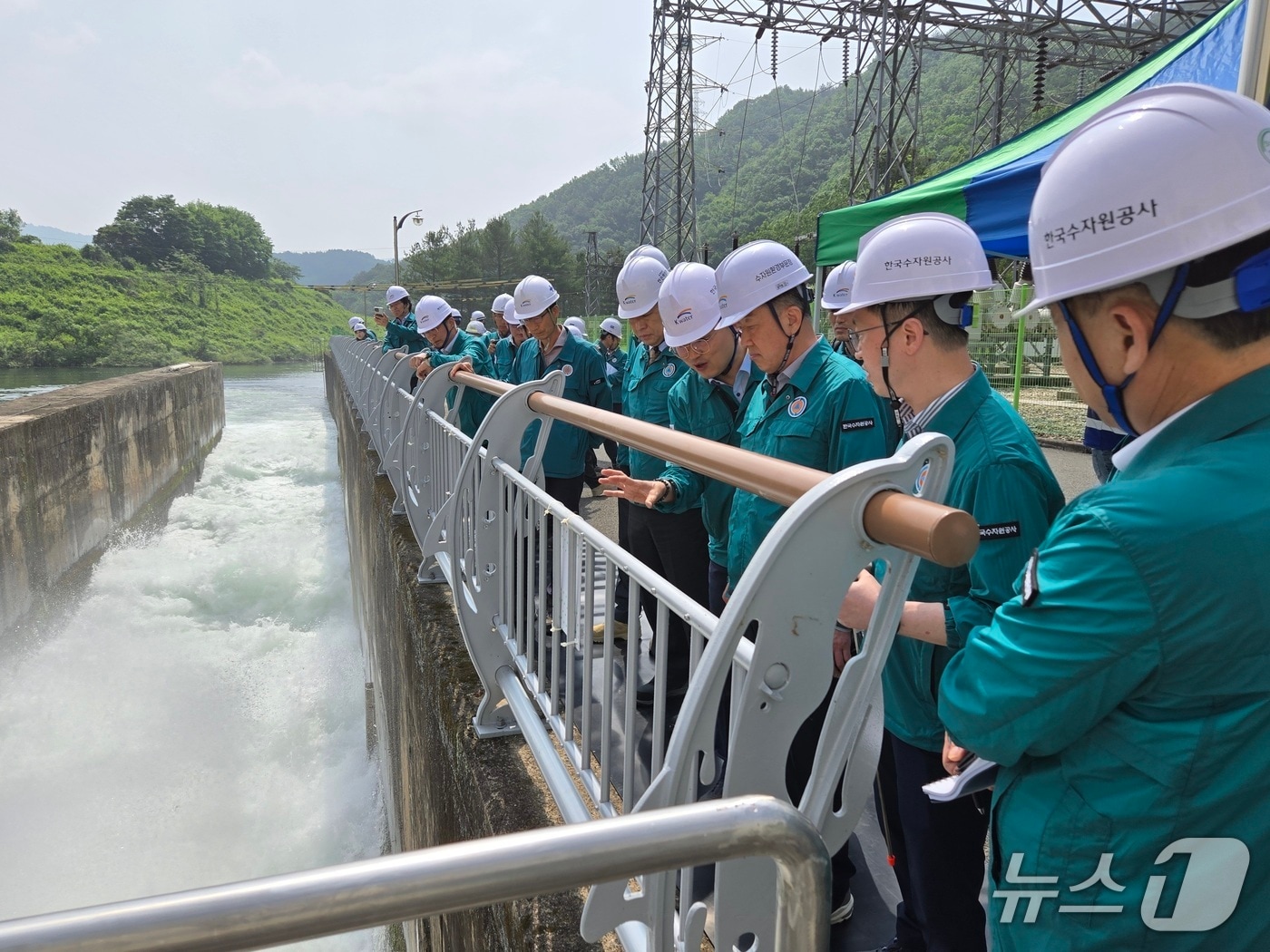 장병훈 한국수자원공사 수자원환경부문장(오른쪽 세 번째)이 주암조절지댐에서 비상 방류 밸브를 점검하고 있다.(한국수자원공사 제공.재판매 및 DB금지)/뉴스1