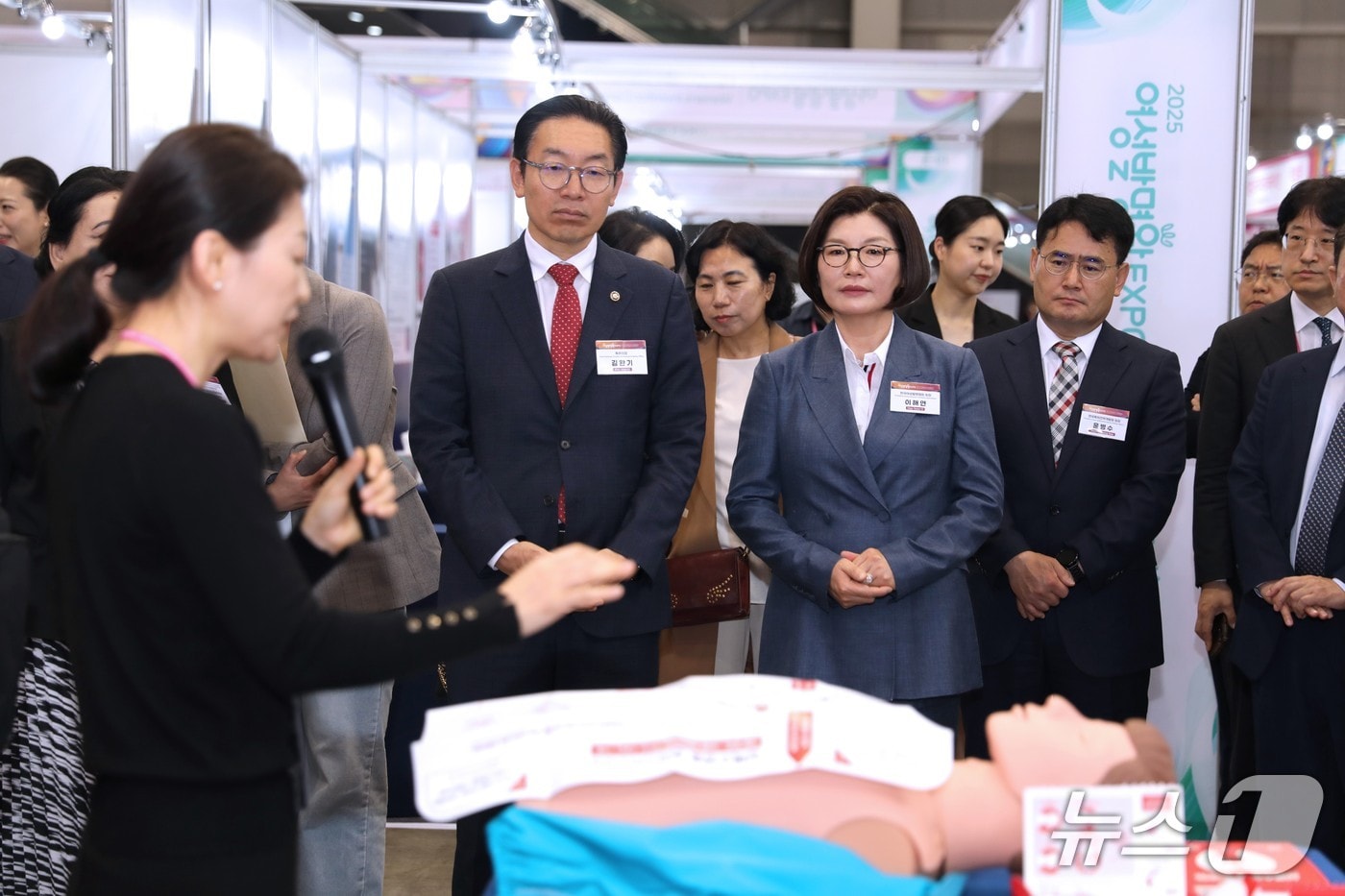 김완기 특허청장(정면 보는 이 왼쪽)이 ‘2025 여성발명왕EXPO’ 전시장을 관람하고 있다.(특허청 제공.재판매 및 DB금지)/뉴스1