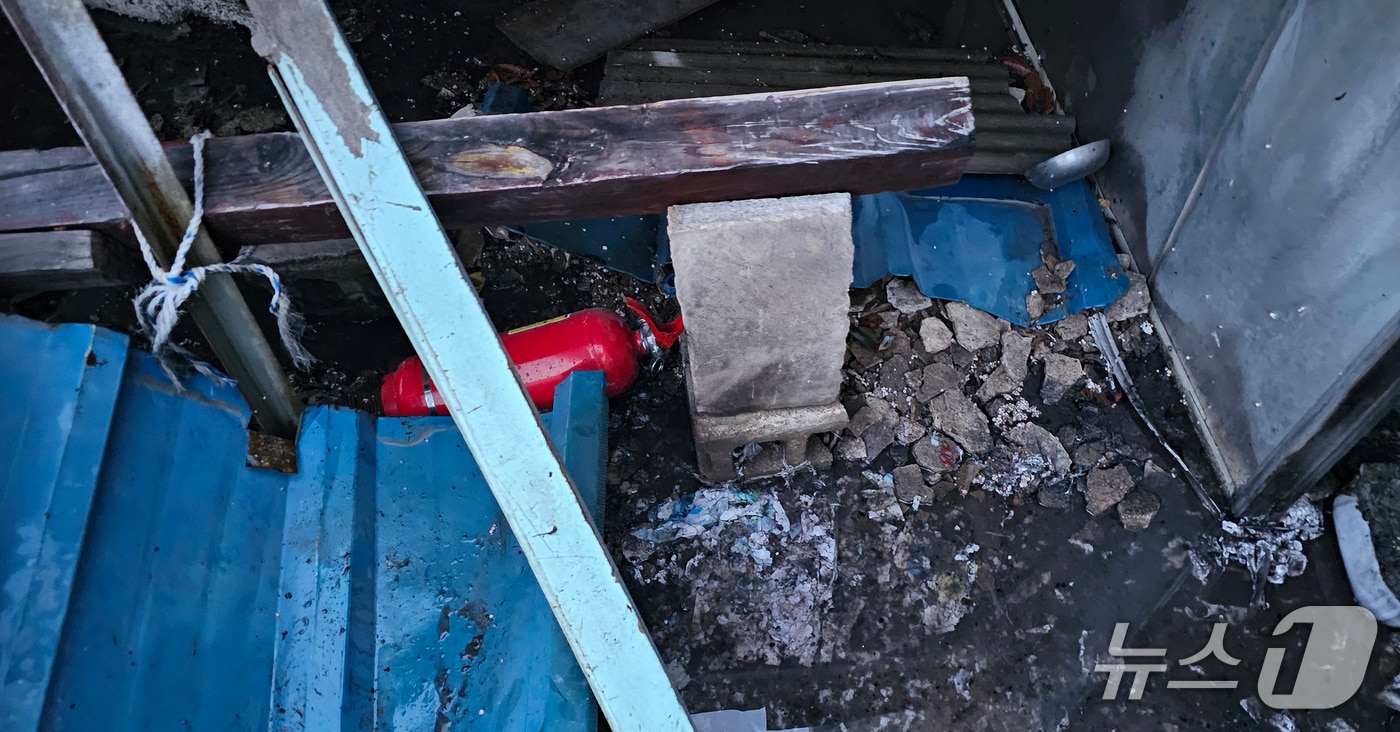 지난 11일 오후 경북 포항시 북구 기게면의 주택에서 발생한 화재를  마을 주민과 의용소방대원들이 소화기로 진화했다.(포항북부소방서 제공, 재판매 및 DB 금지) 2025.5.22/뉴스1