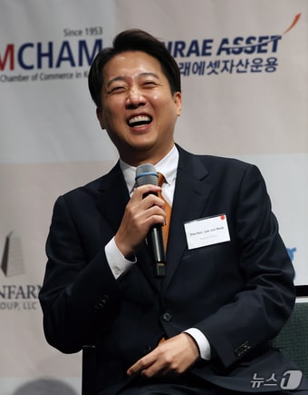 이준석 개혁신당 대통령 후보가 22일 오후 서울 용산구 그랜드하얏트서울에서 제임스 김 주한미국상공회의소(AMCHAM·암참) 회장과 대담하고 있다. 2025.5.22/뉴스1 ⓒ News1 오대일 기자