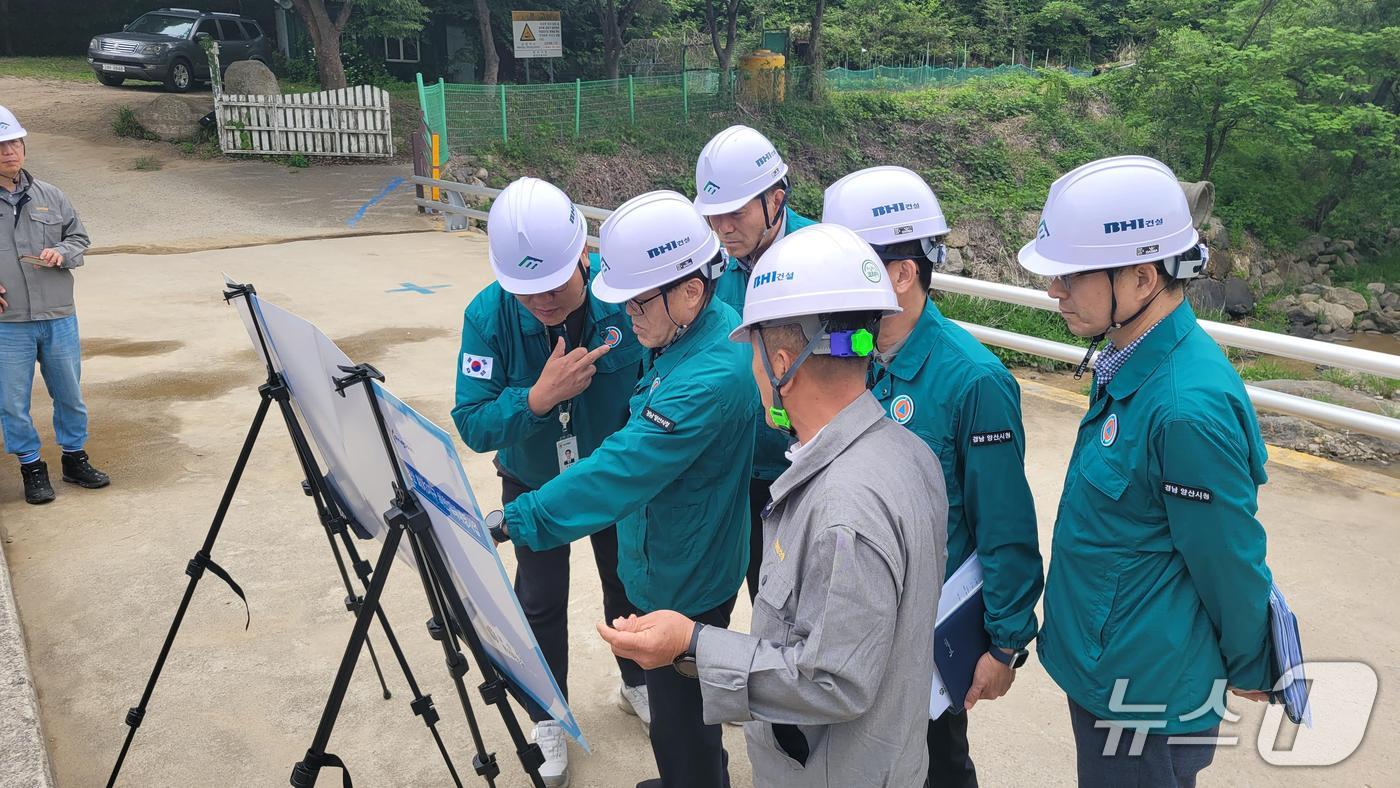 조현옥 양산시 부시장이 22일 회야3지구 하천재해예방사업 현장을 찾아 현장 점검을 하고 있다. (양산시 제공. 재판매 및 DB 금지)