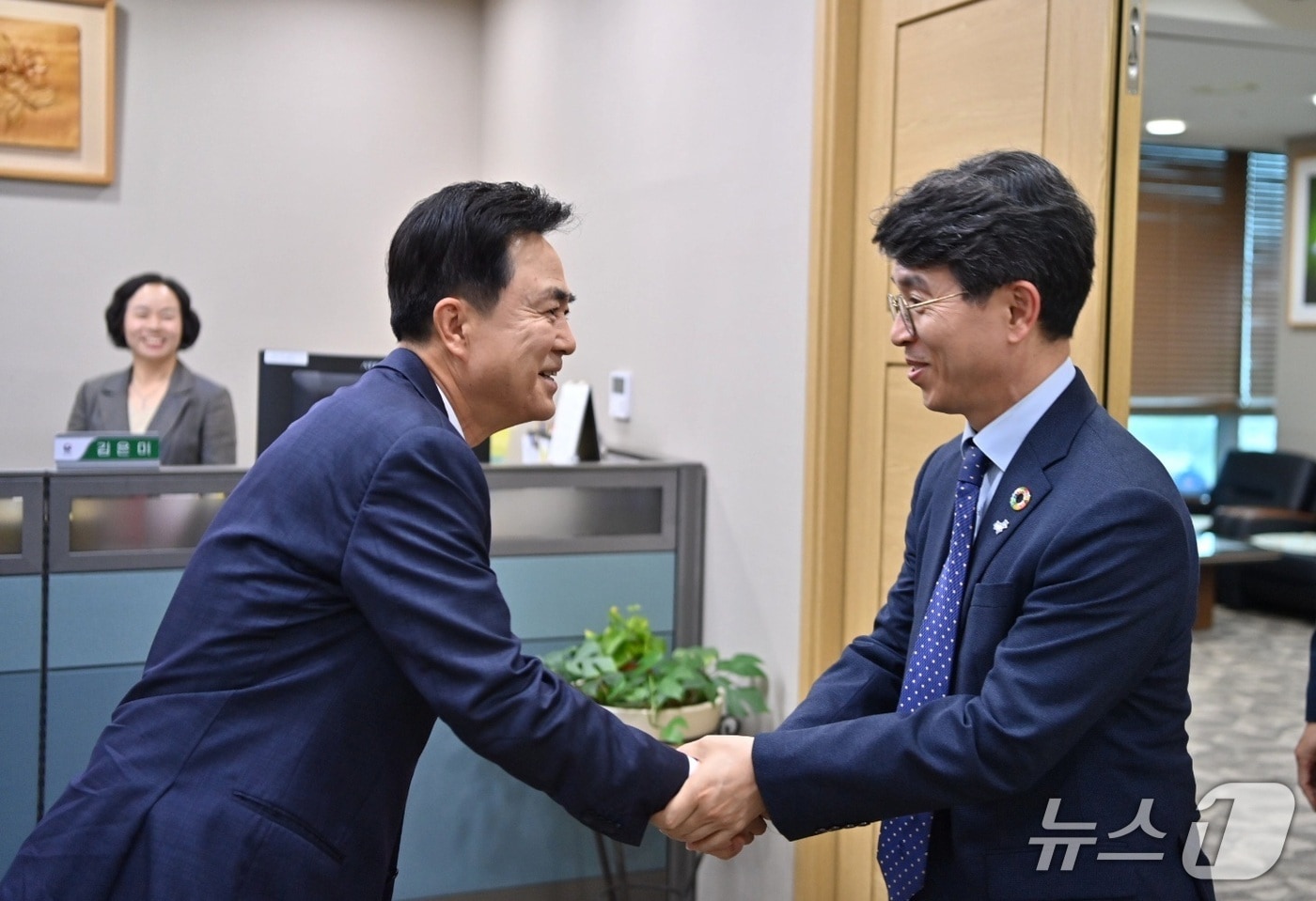  김태흠 충남지사가 22일 정부 세종청사에서 김완섭 환경부 장관을 만나고 있다. (충남도 제공, 재판매 및 DB 금지) / 뉴스1
