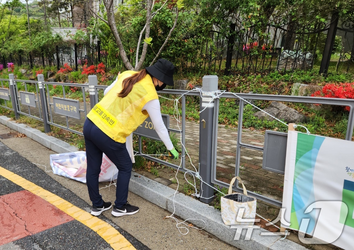 광주시 광고물 단속반이 불법 현수막을 정비하고 있다.(광주시 제공. 재판매 및 DB 금지) ⓒ 뉴스1