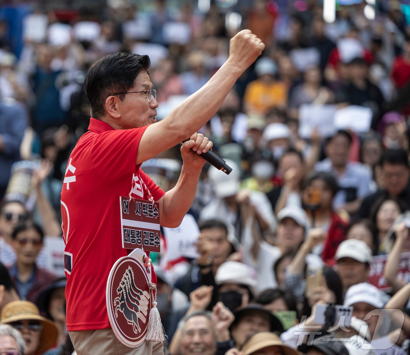 김문수 국민의힘 대통령 후보가 22일 오후 경기 광명시 철산동 철산로데오거리에서 가진 유세에서 시민들에게 지지를 호소하고 있다. (공동취재) 2025.5.22/뉴스1 ⓒ News1 이광호 기자