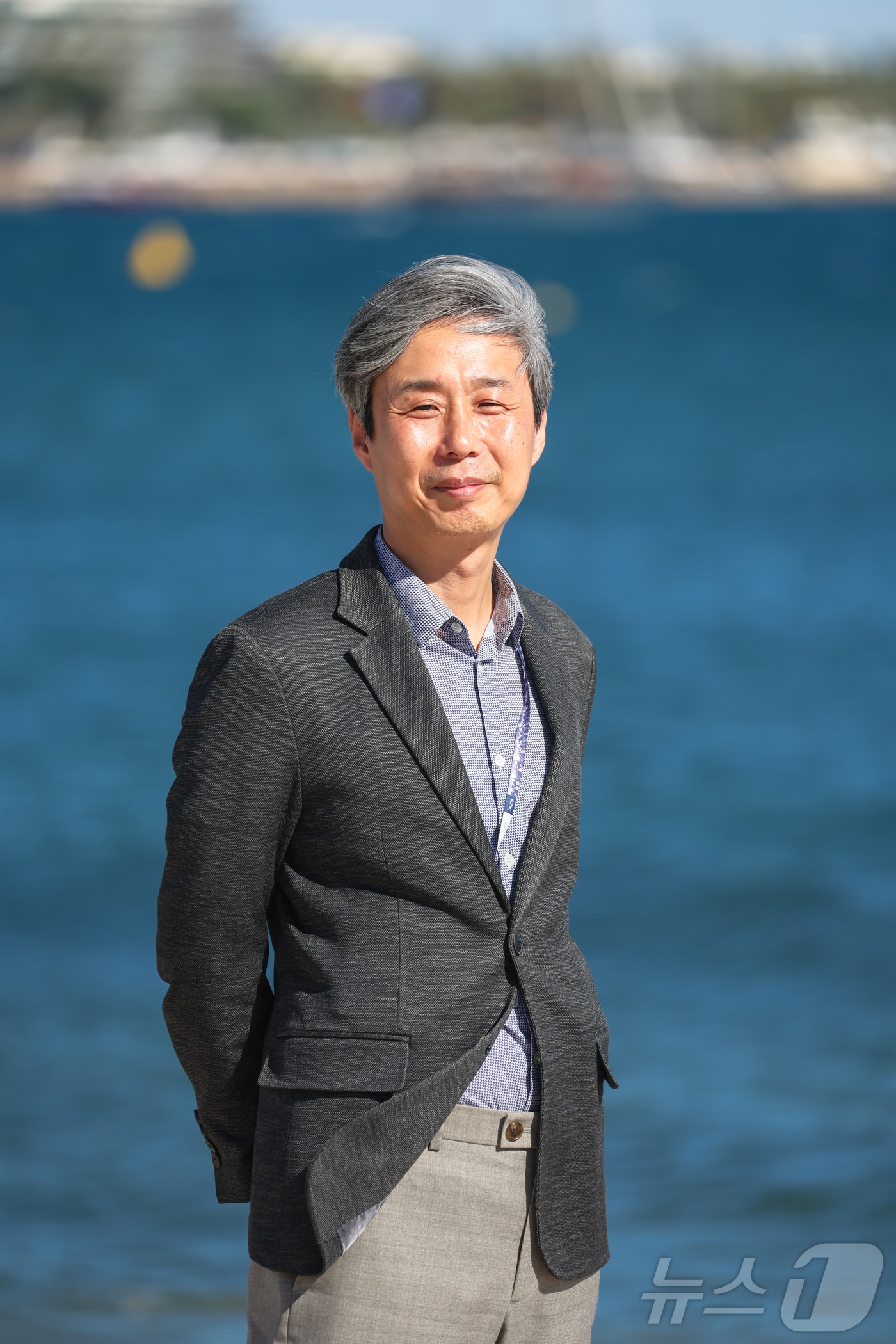 22일 제78회 칸 국제영화제가 열리고 있는 프랑스 남부 소도시 칸&#40;Cannes&#41; 영화진흥위원회 부스 인근 크루아제트 해변에서 조근식 한국영화아카데미&#40;KAFA&#41; 원장이 인터뷰 촬영을 하고 있다. 2025.5.23/뉴스1 ⓒ News1 이준성 기자