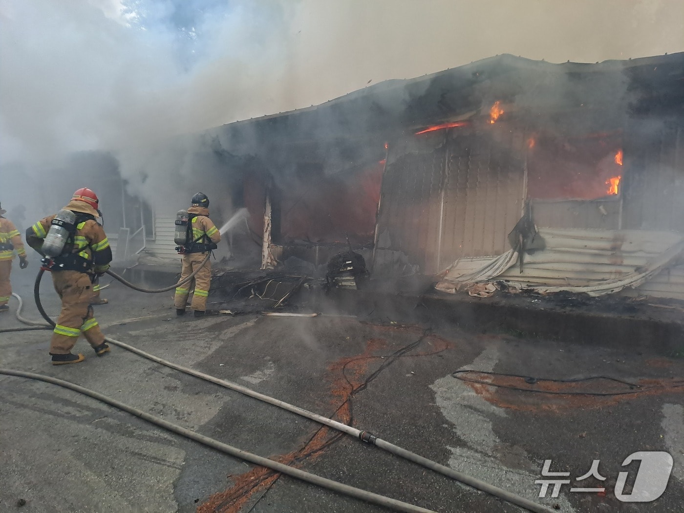 22일 오후 6시 8분께 전북 남원시 주천면 한 단독주택에서 불이 났다.(전북소방 제공. 재판매 및 DB금지)