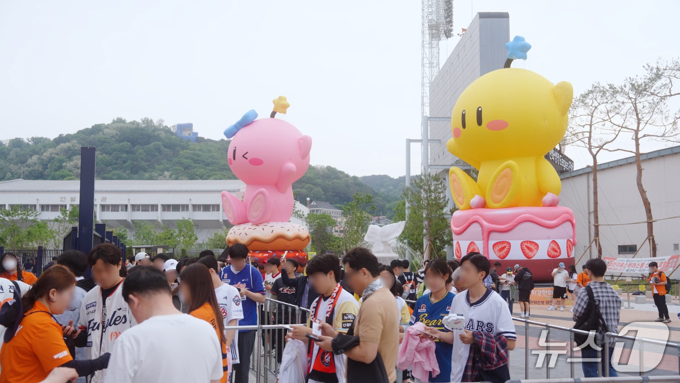 대전 한화생명 볼파크에 설치된 꿈돌이·꿈순이 대형 조형물./(대전관광공사)/뉴스1