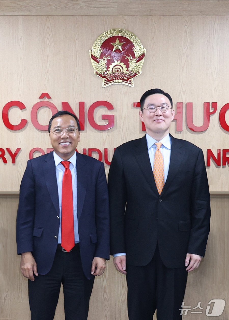 구본규 LS전선 대표&#40;오른쪽&#41;와 응우옌 호앙 롱 베트남 산업자원통상부 차관&#40;LS에코에너지 제공&#41;. ⓒ 뉴스1