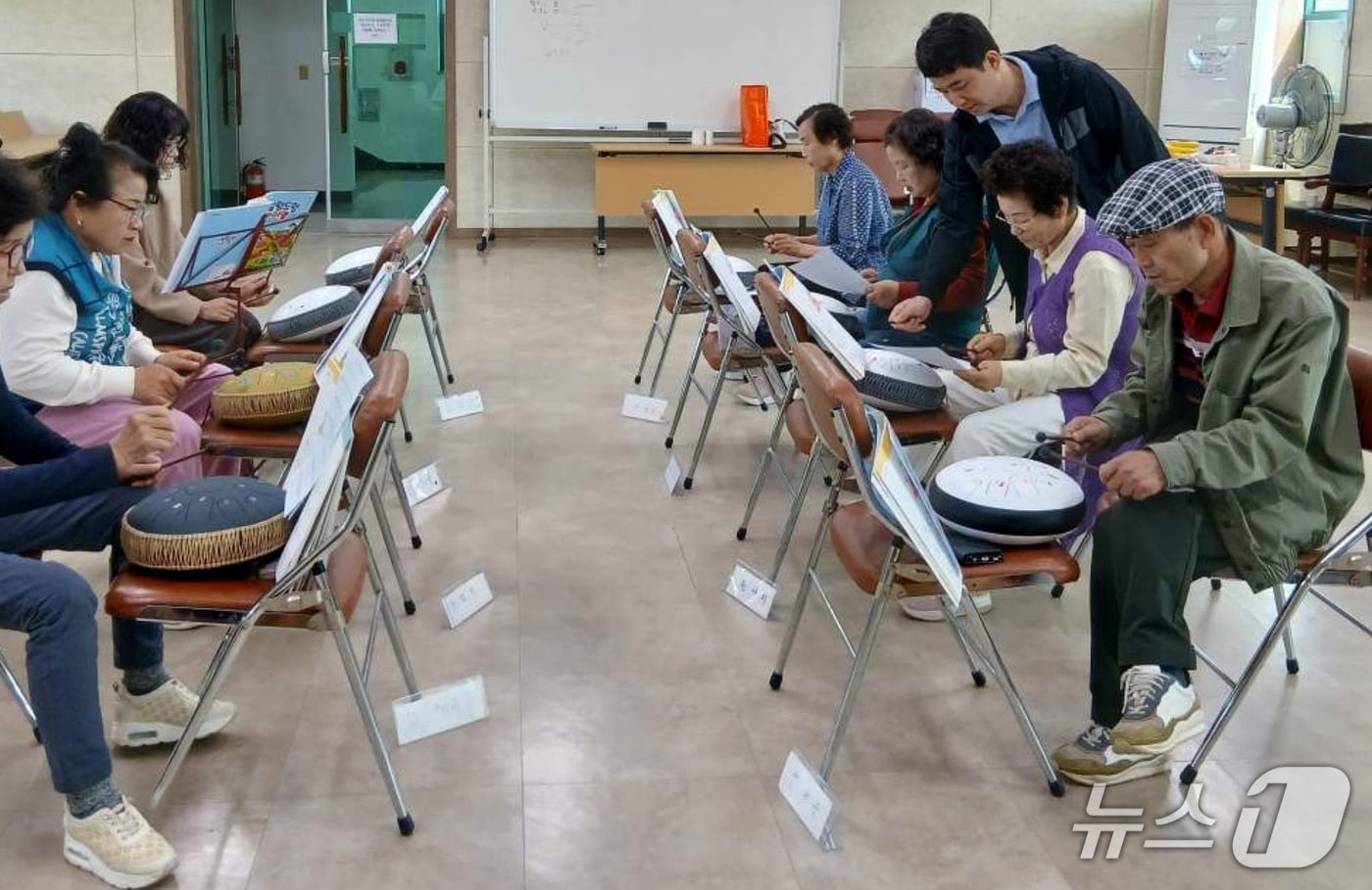 충북 증평군 도안문화센터에서 스틸텅드럼 연주 강좌 모습.(증평군 제공)/뉴스1