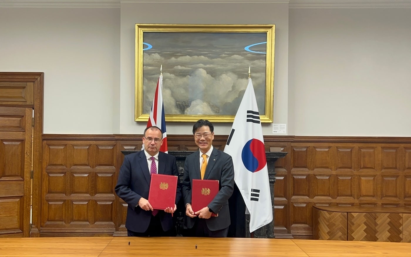 김복환 한국해외인프라도시개발지원공사(KIND) 사장과 영국 산업통상부(DBT) 측이 '우크라이나 재건 사업 등 협력을 위한 상호 협력 양해각서(MOU)' 체결 후 기념 사진을 찍고 있다. /한국해외인프라도시개발지원공사 제공