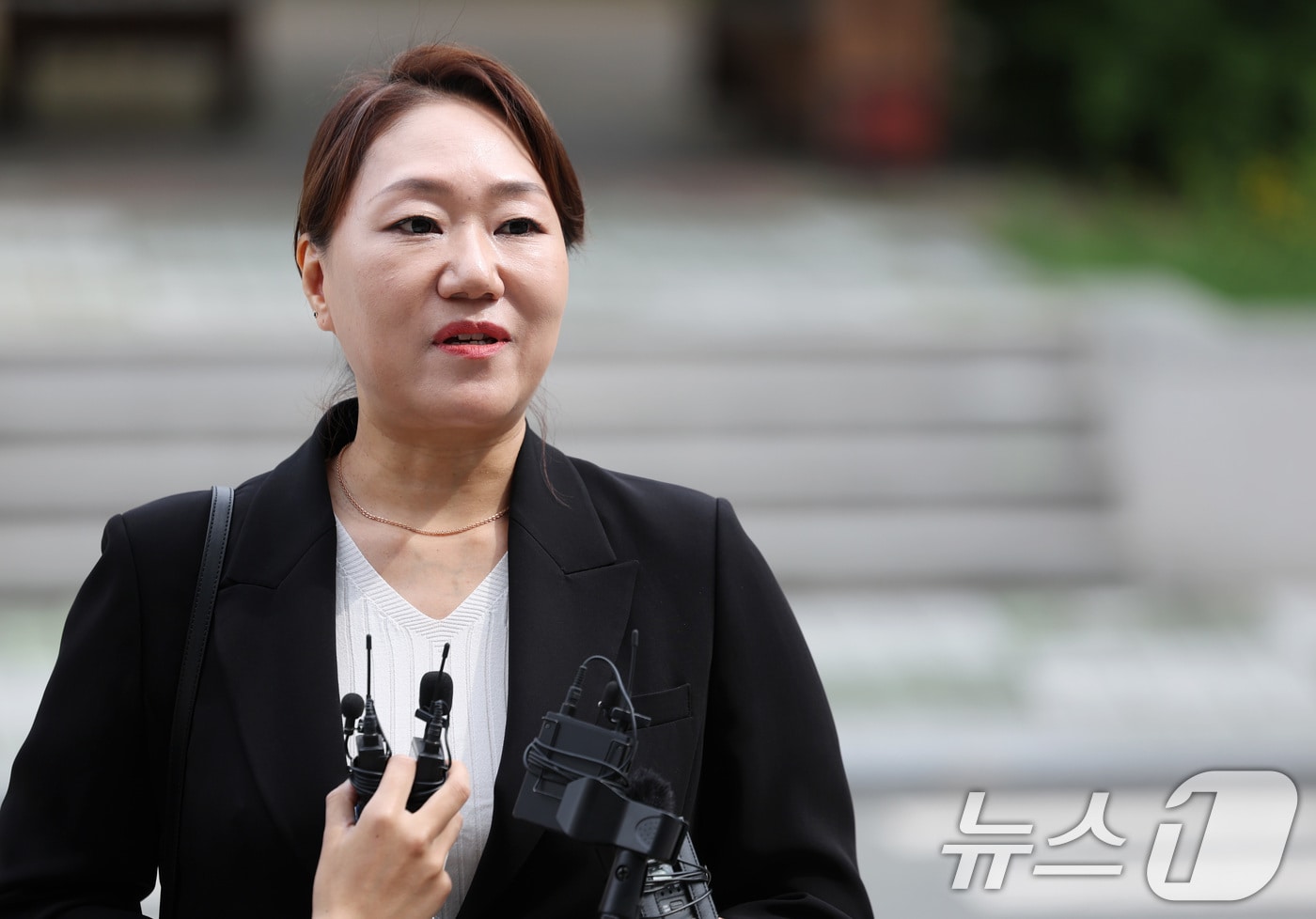 '명태균 여론조사비용 대납 의혹'과 관련해 홍준표 전 대구시장에 대한 폭로를 이어오고 있는 강혜경 전 미래한국연구소 부소장이 23일 오전 대구경찰청에 참고인 조사를 받기 위해 출석하고 있다. 2025.5.23/뉴스1 ⓒ News1 공정식 기자