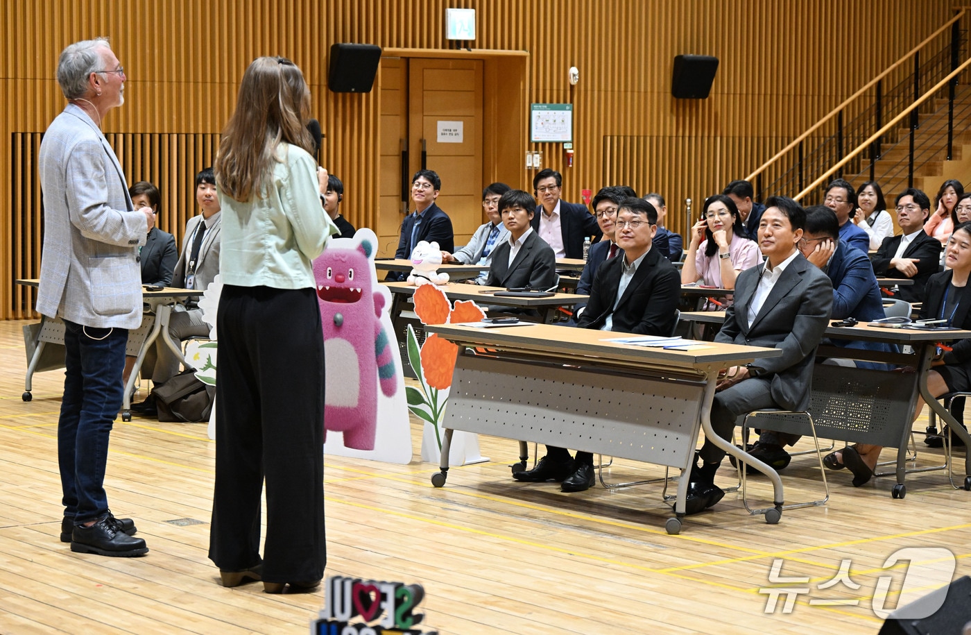 오세훈 서울시장이 23일 서울시청에서 열린 샘 리처드, 로리 멀비 미국 펜실베이니아주립대 교수의 특강을 듣고 있다.(서울시 제공)