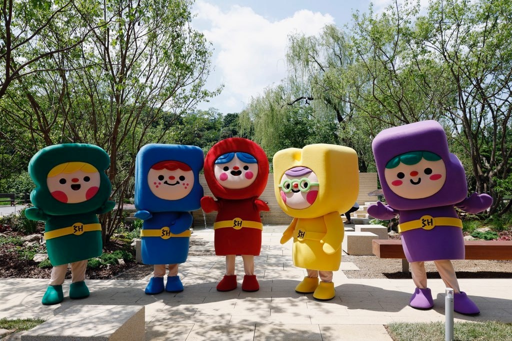 SH공사의 마스코트 'SH-5'가 '미리 내 집 정원'에서 포즈를 취하고 있다(SH공사 제공).