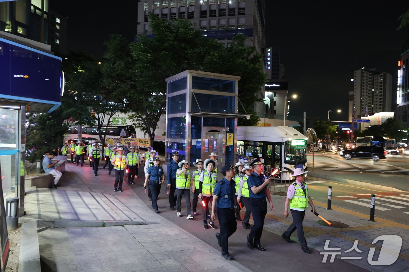  지난 22일 경기 수원남부경찰서 관계자들이 인계자율방범대, 영통자율방범연합대와 함께 수원시 팔달구 인계동 일대에서 합동순찰을 벌이고 있다. (수원남부경찰서 제공. 재판매 및 DB 금지) 2025.5.23/뉴스1