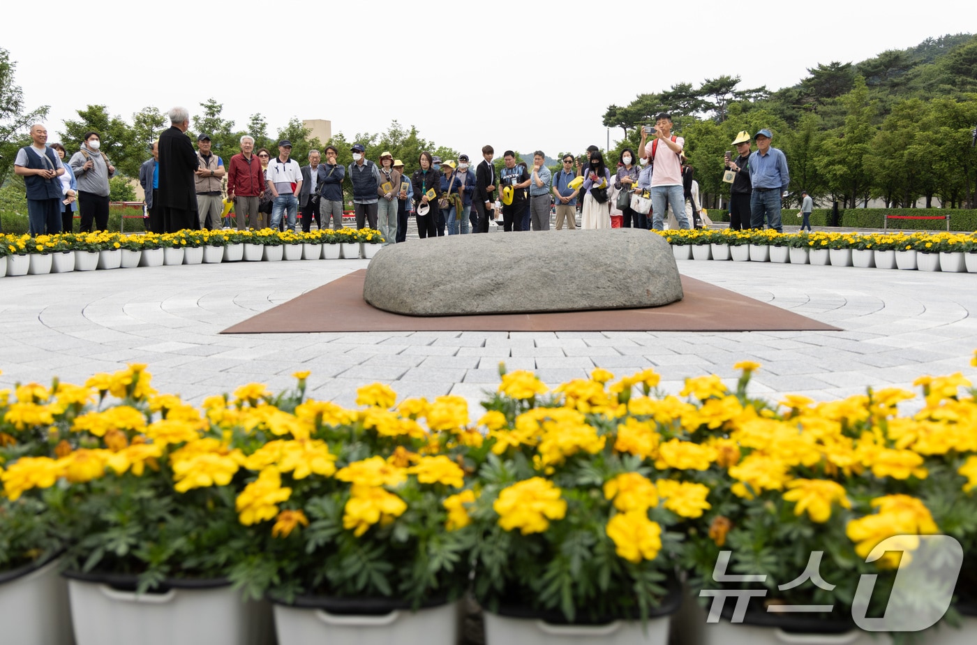 고 노무현 전 대통령 16주기인 23일 오전 경남 김해시 봉하마을을 찾은 추모객들이 노 전 대통령 묘역을 참배하고 있다. 2025.5.23/뉴스1 ⓒ News1 이재명 기자